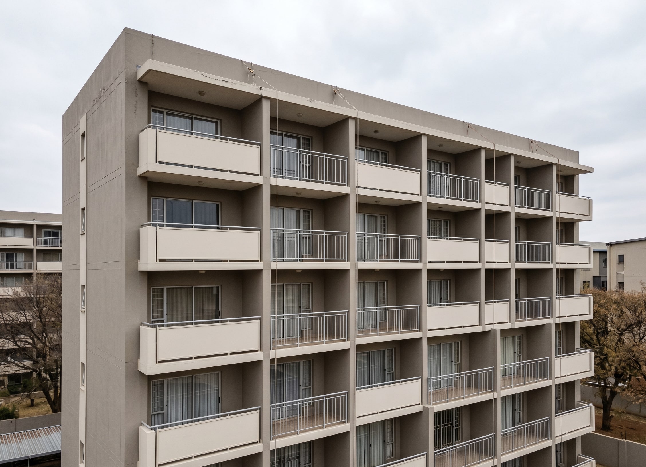 Close-up of completed parapet coating after rope access on a Gauteng roofline