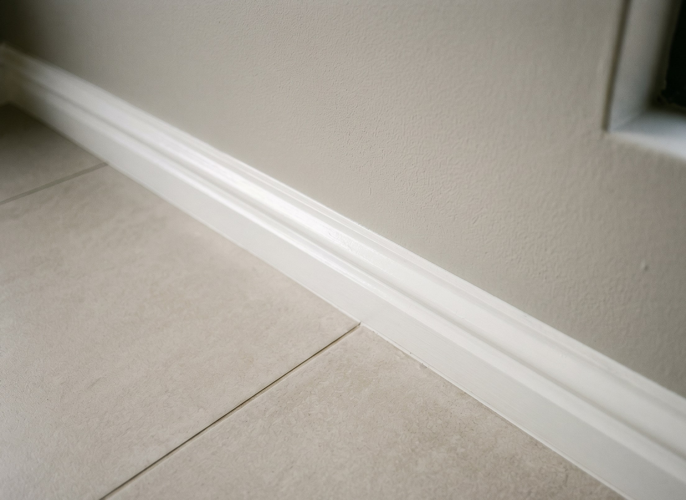 Close-up of completed ceiling and cornice coating in a Gauteng home interior